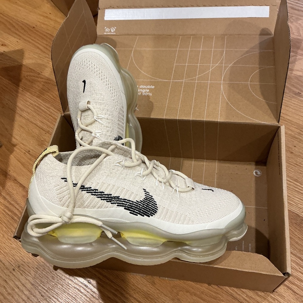 ❤️‍🔥CLEARANCE ❤️‍🔥NIKE Women Cream Air Max Sneakers with Black Accents, Size 7.5 - Picture 4 of 4